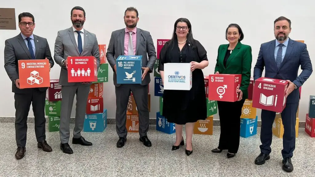 Sustentabilidade: ALES é a primeira casa legislativa a assinar um Memorando de Entendimento para Agenda 2030 Representantes de outros órgãos e entidades capixabas também participaram da assinatura de memorando / Foto: Bruno Fritz