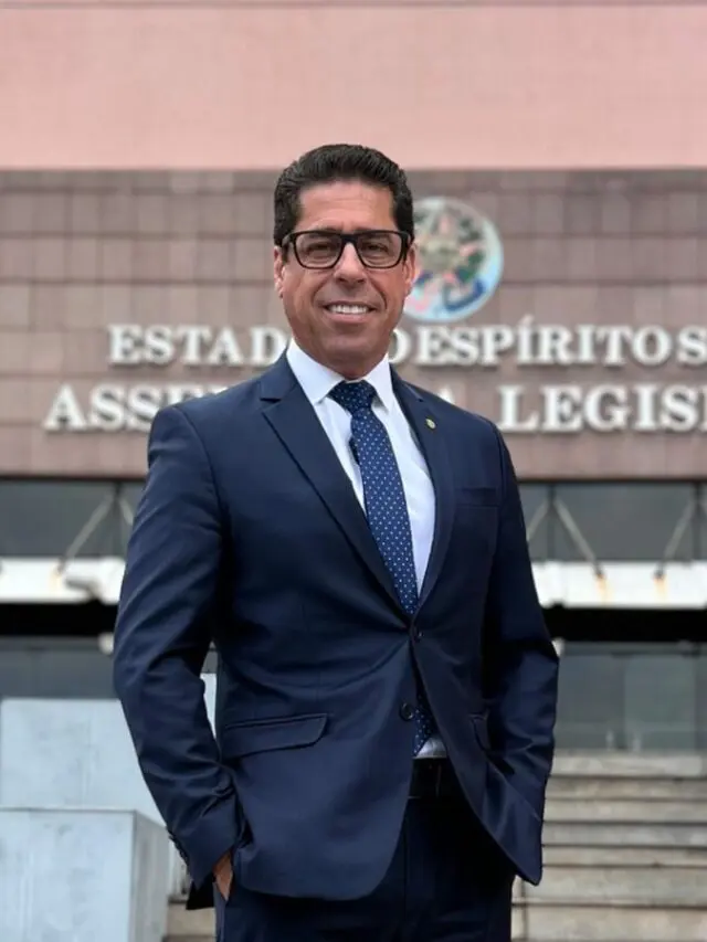 Foto de Marcelo Santos, Presidente da ALES, discursando em palanque da ALES