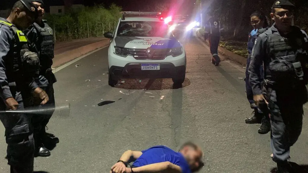 Vídeo: maluco alucinado chama pela Força Tática em Jacaraípe e acaba de cara no asfalto