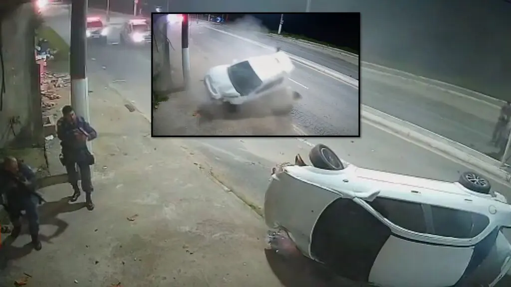 Vídeo: fuga alucinante termina em capotamento e prisão de assaltantes Jacaraípe Arte com fotos do momento em que um veículo capotou tentando fugir da Polícia Militar (Centralizada uma foto de um veículo derrapando e o exato momento em que o veículo está com apenas uma das rodas no solo prestes a virar), e o momento em que 2 policiais militares estavam se aproximando do veículo com armas em punho para realizar a prisão dos criminosos