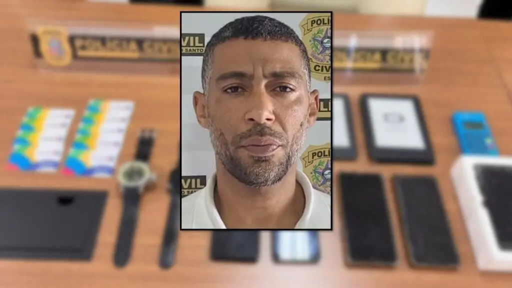 Operação Terminal: Polícia Civil prende casal responsável por furtos em Terminais de ônibus da Grande Vitória Foto de celulares roubados sobre uma mesa e a foto de um dos principais acusado de ser o criminoso responsável de realizar os furtos