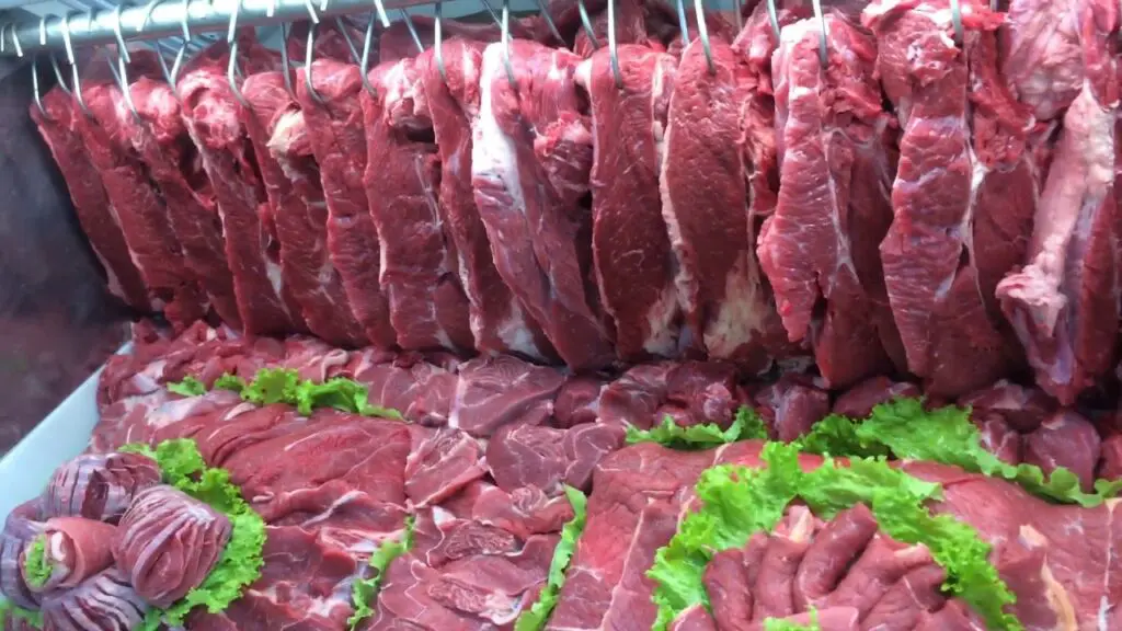 Santander projeta queda de 4% no preço da carne em 2023 em todo o Brasil Foto de uma vitrine de um açougue com dezenas de cortes bovinos a amostra