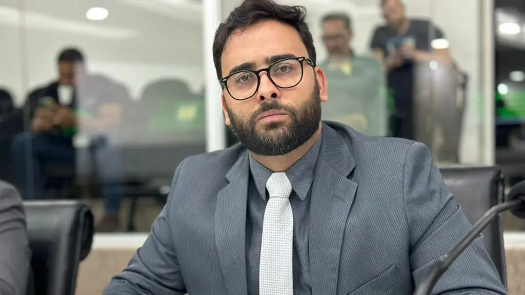 Vereador quer o fim do financiamento público para eventos de orientação sexual na Serra Vereador Professor Artur, olhando para frente com um olhar serio