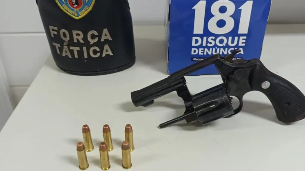 Força Tática apreende arma após denúncias anônimas em Serra Dourada Sobre uma mesa branca um revolver .38 e 6 munições da arma