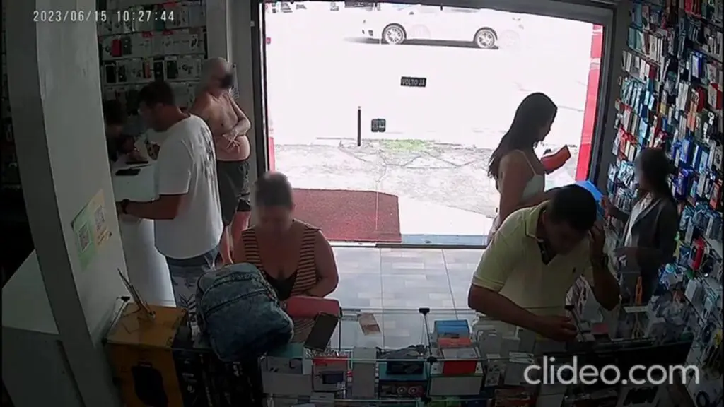 Vídeo: mulher tenta levar iPhone na caradura de dentro de uma loja em Jacaraípe Imagem de uma camera de segurança de uma loja de celulares 6 pessoas dentro da loja