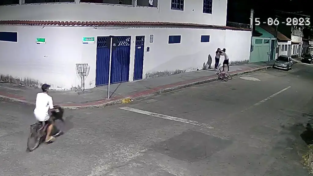 Vídeo: Assaltante agride covardemente adolescente durante tentativa de assalto na Serra Imagem de camera de segurança mostrando uma rua com dois jovens em bicicletas assaltando uma adoescente