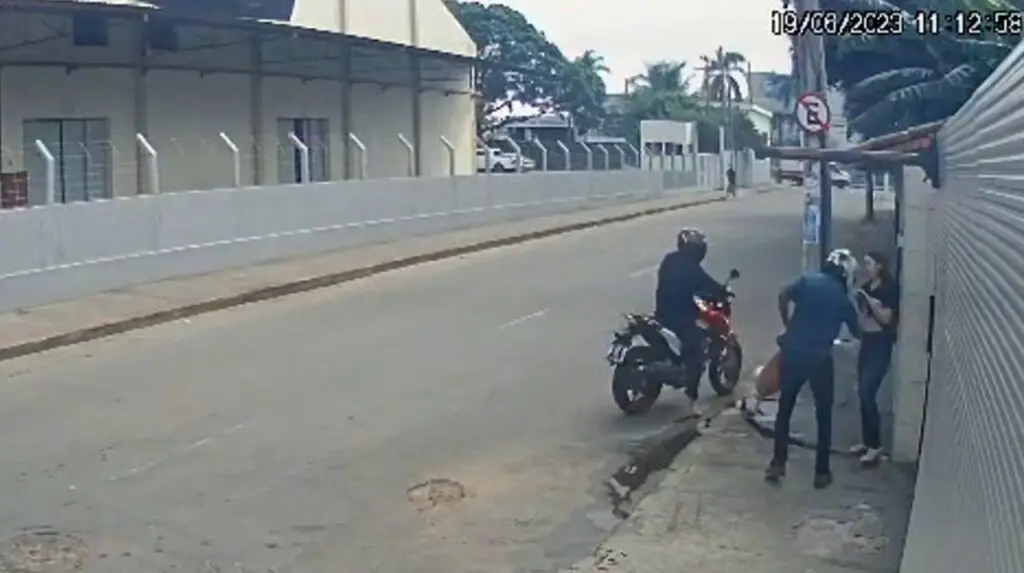 Vídeo: câmera de segurança flagra mulher sendo assaltada em plena luz do dia na Serra Imagem de câmera de segurança flagram dois homens em uma motocicleta cercando a vitima e roubando seus pertences em plena luz do dia em uma via movimentada de Jardim Limoeiro na Serra
