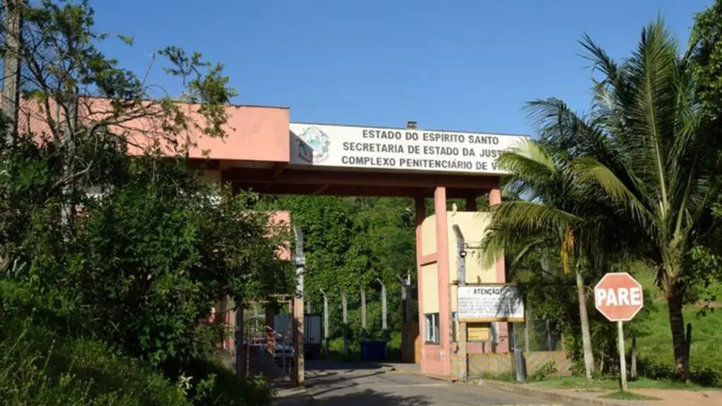 Detenta trans é morta por colega dentro de presídio estadual em Viana Foto da entrada Complexo Penitenciário de Viana