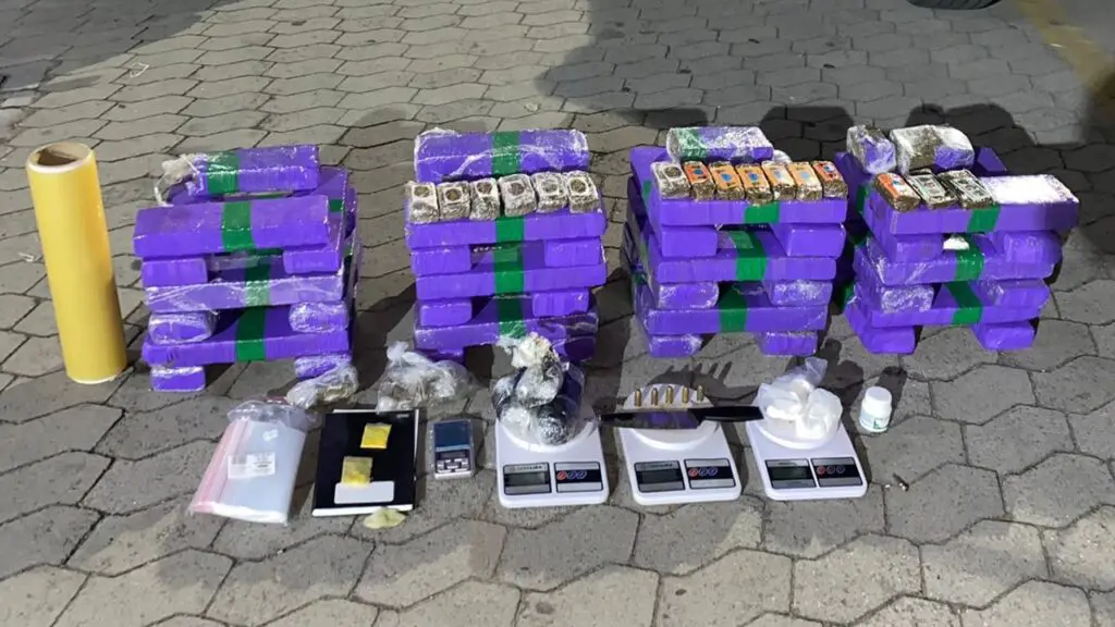 ROMU da Serra prende taxista de Vitória com carro recheado de maconha em Jacaraípe No chão do patio da Guarda Serra 48 tabletes de maconha, foram encontradas 16 barras de maconha do tipo paquistanesa, 3 unidades de cocaína, conhecida como escama de peixe, 3 unidades de haxixe, 5 munições de calibre .40, 2 balanças de precisão e material para embalar as drogas.