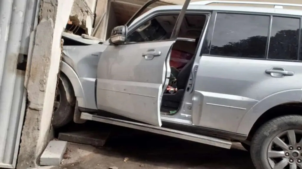 Condutora supostamente embriagada chapa em carro estacionado e afunda muro de casa na Serra