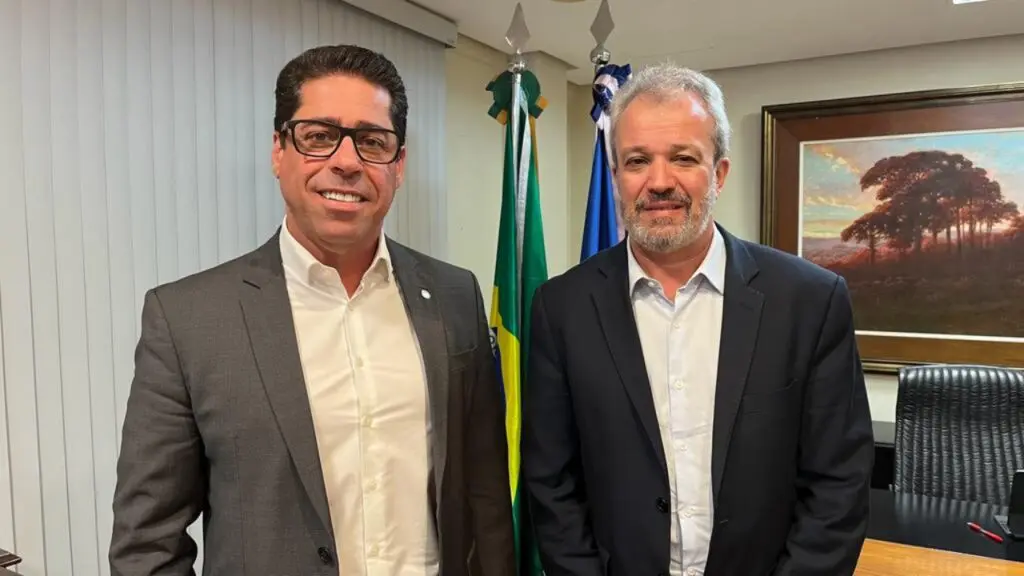 Presidente da ALES discute estratégias para impulsionar municípios capixabas com diretor-presidente do BANDES Deputado Marcelo Santos ao lado de Marcelo Barbosa Saintive, diretor-presidente da BANDES - Foto: Júnior Ferreira