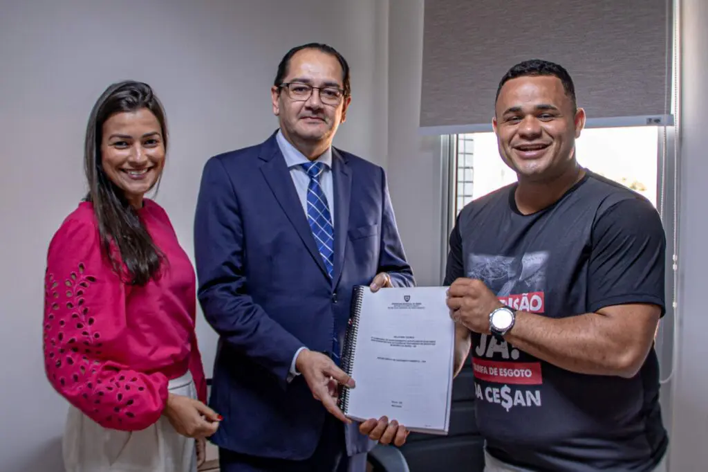 Vereador e OAB vão exigir na Justiça Federal a suspensão da tarifa de esgoto na Serra Vice-presidente Mayara Borges, presidente Dr. Italo Scaramussa e vereador Anderson Muniz Foto: assessoria