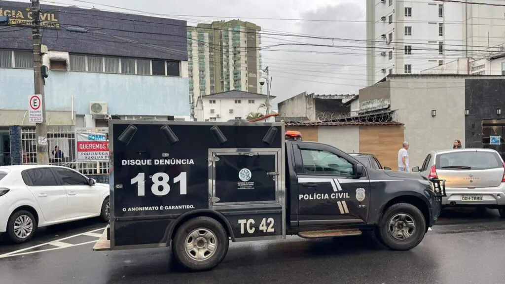 Pedreiro é morto com diversos tiros enquanto varria uma obra em Praia Grande Fachada IML Vitória com veículo Rabecão da Polícia Civil