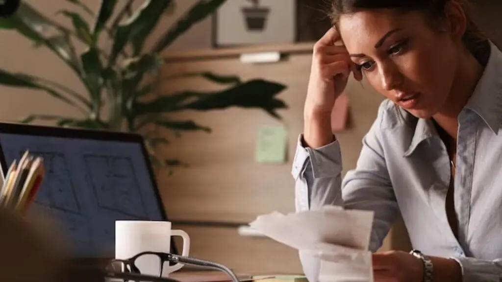 foto de uma pessoa preocupada com as dívidas