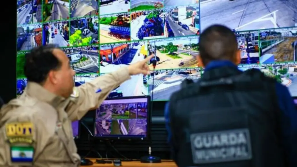 Prefeitura da Serra passa a multar infrações de trânsito flagradas pelo sistema Olho Vivo Sistema de monitoramento do Programa Olho Vivo