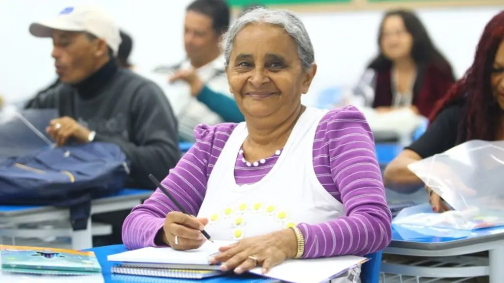 SEDU inicia período de rematrícula do segundo semestre para EJA Idosa em sala de aula