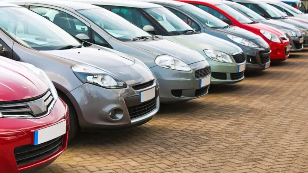 Programa de incentivo à compra de veículos será prorrogado e estendido a empresas Foto de carros alinhados