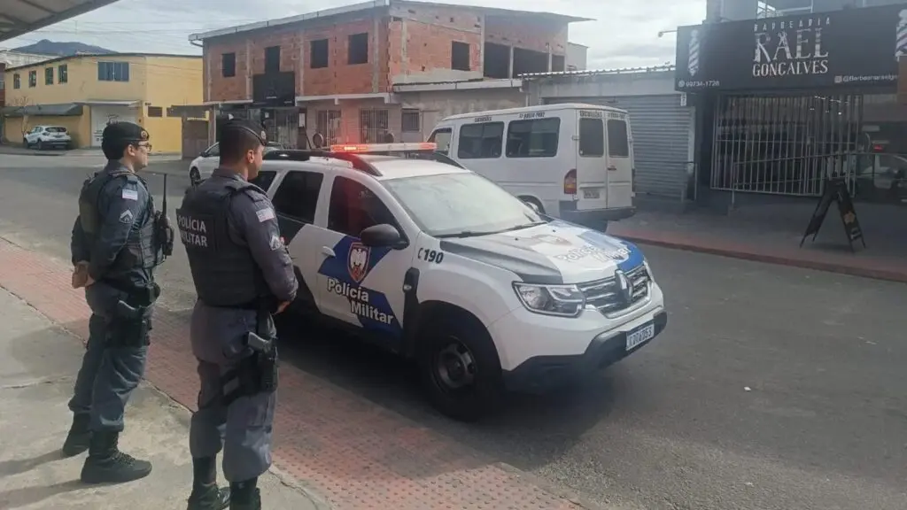 Pausa nos tiroteios após reforço da Polícia Militar na região de Serra Dourada Militares parados em pé em vida do bairro Serra Dourada