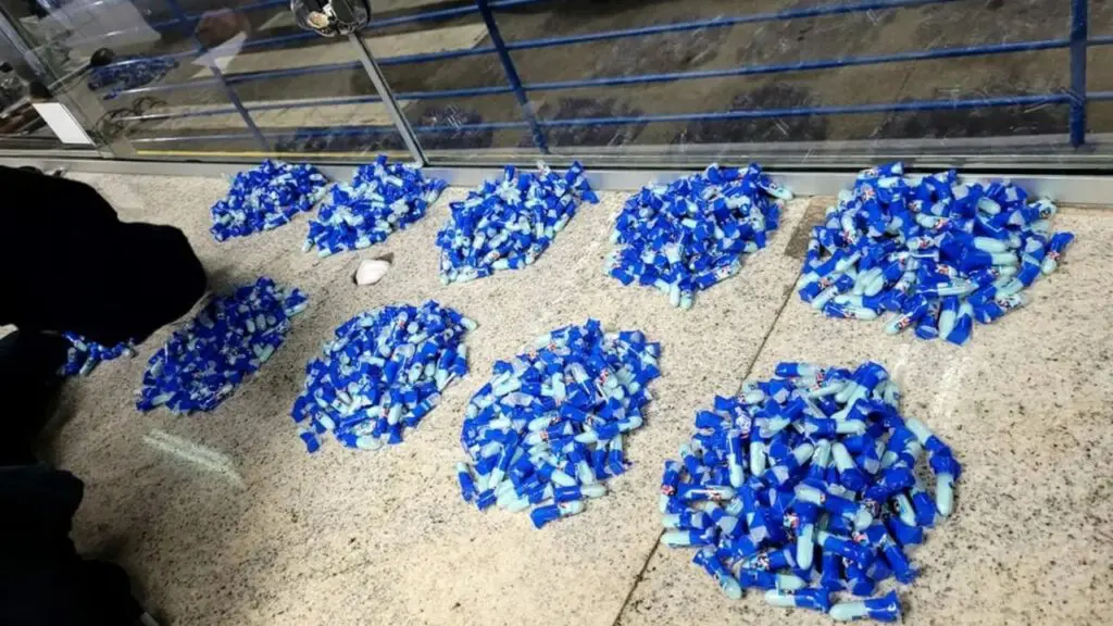 PRF prende mulher na Serra com mochila recheada de pó do Capitão América e bilhetes para cadeia Sobre o chão 8 porções com centenas de pinos de cocaína totalizando 1.400 unidades