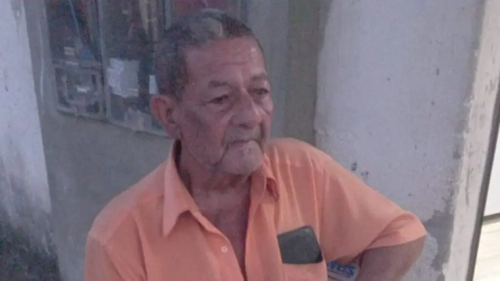 Família procura por idoso de 73 anos que desapareceu no bairro Jardim Bela Vista Foto de um idoso de 73 sentado em uma cadeira