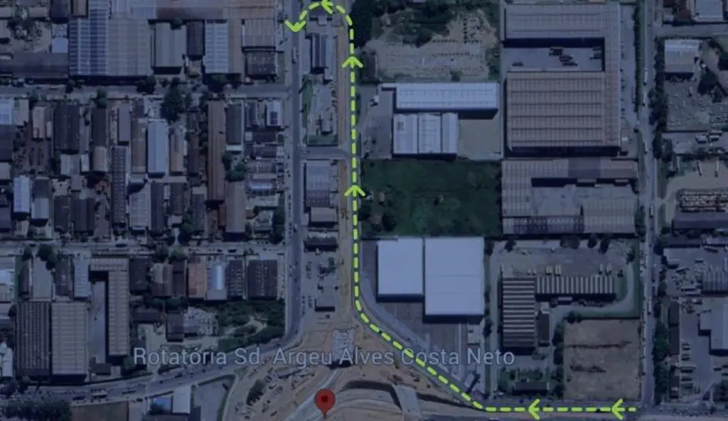 Arte com imagem da vista aérea da avenida Central B na Serra, com setas mostrando qual será o novo trajeto, devido a obras na pista