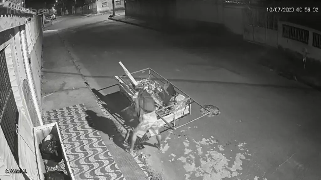 Vídeo: Catador de recicláveis é flagrado furtando grelha de rede fluvial em Nova Carapina Imagem de uma câmera de segurança flagrando um homem (catador de materiais recicláveis), furtando uma grelha de proteção da rede fluvial de em uma rua residencial, sem movimento durante a madrugada