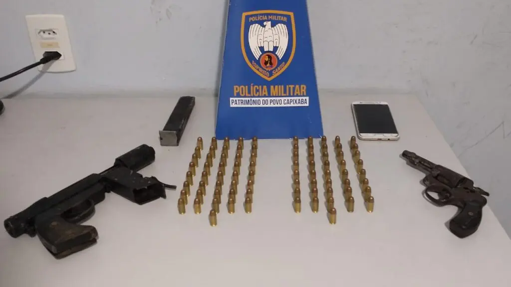 Polícia Militar apreende armas e drogas durante patrulhamento pelas ruas da Serra Sobre uma branca 82 munições de calibre .380, uma metralhadora de fabricação caseira, um revólver calibre .32 e um celular.