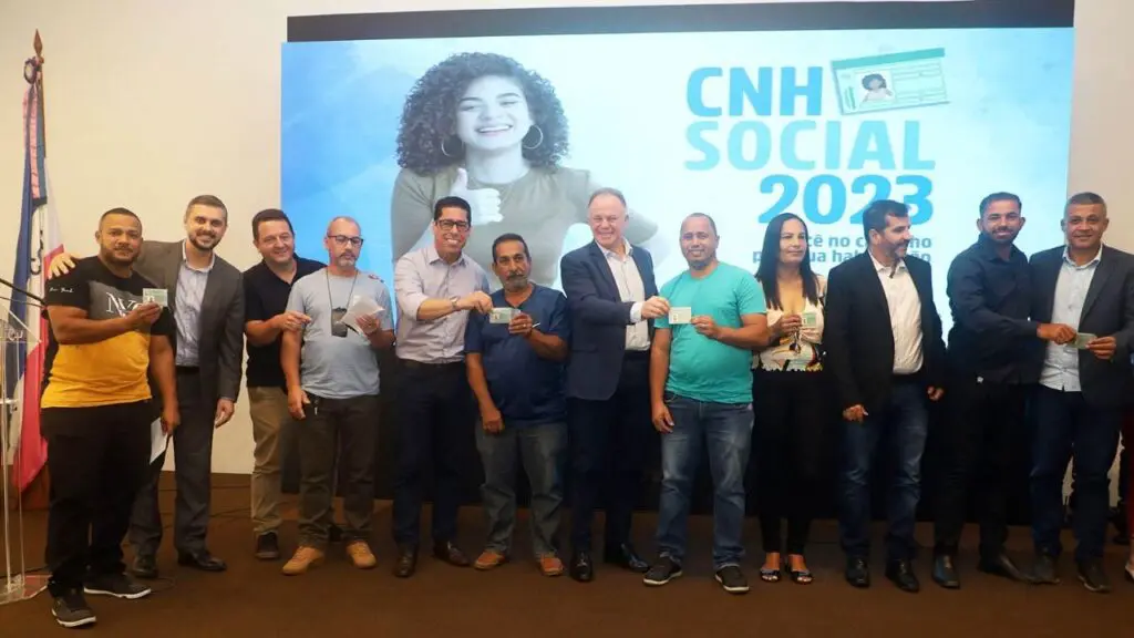 Programa CNH Social: Governo Capixaba anuncia abertura de mais 3.500 carteiras gratuitas Governador do ES Renato Casagrande, Presidente da ALES Marcelo Santos e o Givaldo Vieira, diretor geral do órgão entregando as carteiras de motoristas para os primeiros contemplados na cerimônia de anúncio de novas vagas da CNH Social 2023
