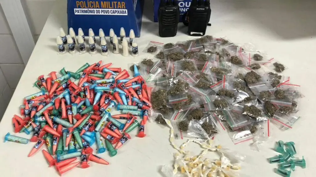 Polícia Militar arrocha o Paredão e derruba o plantão da biqueira Sobre uma mesa branca com 176 pinos de cocaína, 124 buchas de maconha, 89 pedras de crack, 7 pinos de haxixe e dois rádios comunicadores