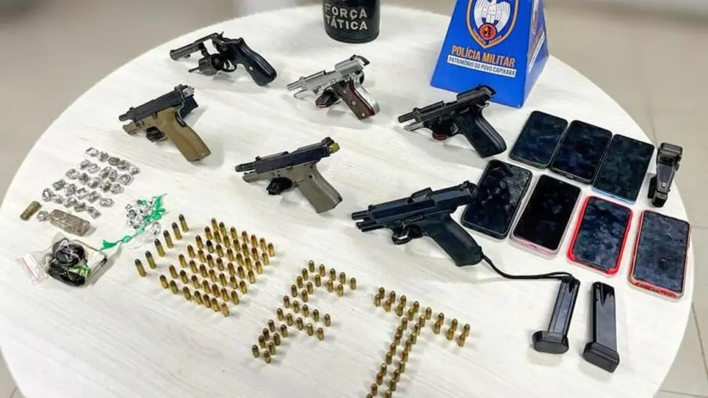 Polícia Militar invade reunião de traficantes e prende líderes da Tropa do Quiabo e TPC em Cariacica Sobre uma mesa redonda, um revólver calibre .38, 5 pistolas, 7 celulares, dezenas de munições e drogas.