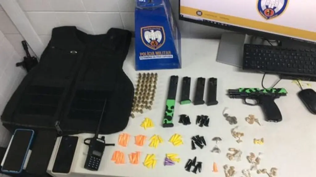 Polícia Militar cumpre mandado e prende chefe do tráfico em Planalto Serrano Sobre uma mesa um revólver 4 pentes de pistola 9mm, uma pistola 9mm, dezenas de munições um colete além de porções de drogas.