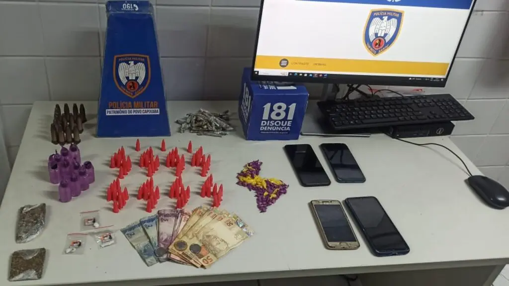 Polícia Militar arrocha e prende traficantes vacilando na pista em Planalto Serrano Sobre a mesa 33 buchas de maconha, 03 bolas de haxixe, 15 pinos grandes de cocaína, 10 frascos de loló, 83 pinos pequenos de cocaína, 101 pedras de crack e 675 reais em espécie, alem de 4 celulares