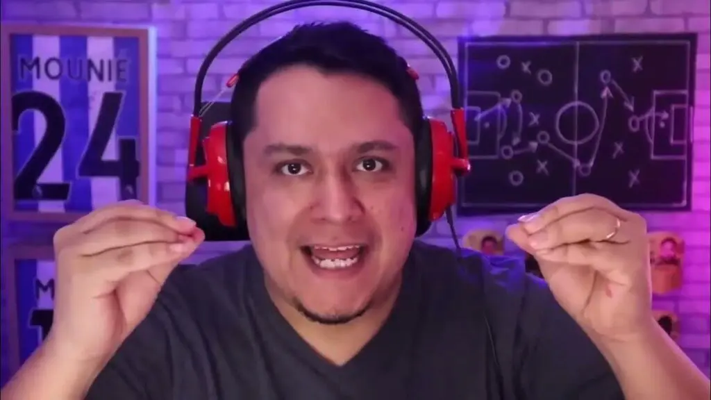Youtuber famoso se muda para Jacaraípe e em menos de 20 dias tem a casa assaltada Youtuber em um cenário, com itens de futebol com as duas mãos para cima Fred Vasquez Br