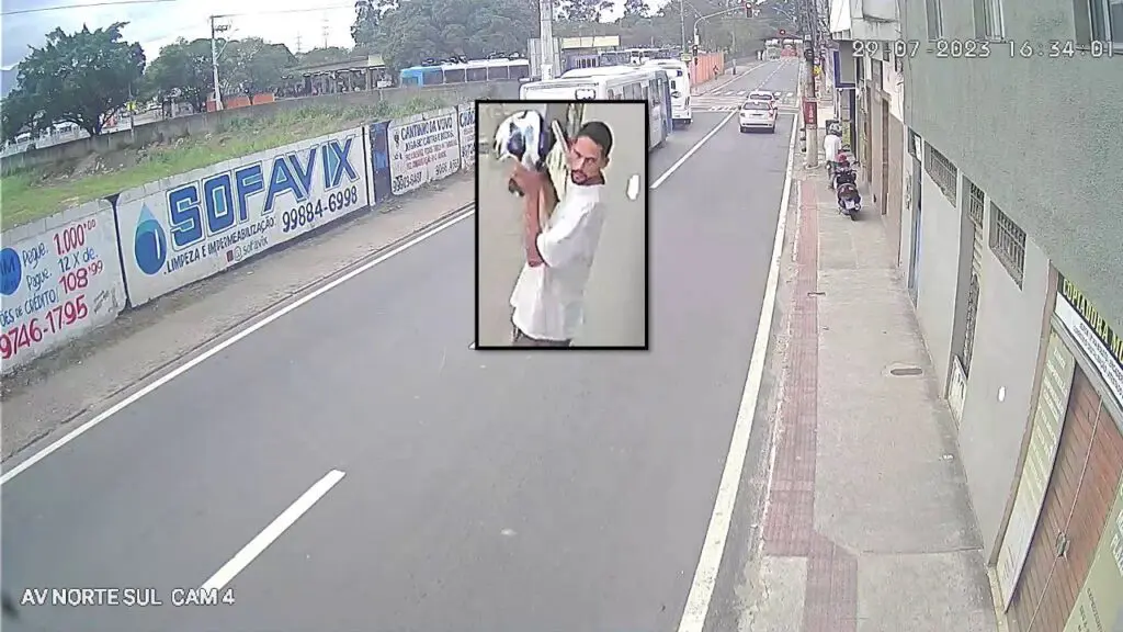 Vídeo: câmera de segurança flagra furto relâmpago de motocicleta em Carapina Arte com duas imagens, um com a avenida Norte Sul, proximo ao terminal Carapina, um homem furtando uma motocicleta, e centralizada a foto do rosto do homem que furtou a motocicleta.