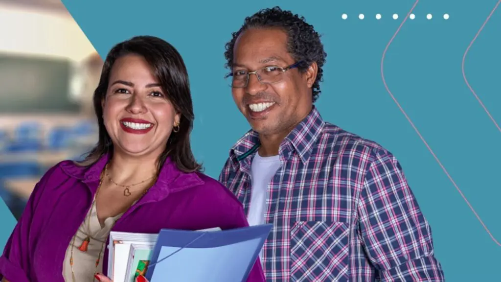 EJA: Educação para Jovens e Adultos abre inscrições para rematrículas no Espírito Santo Casal de estudantes de meia idade sorrindo para foto
