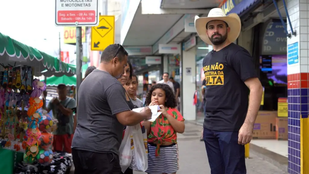 Deputado Pablo Muribeca, colhendo assinatura em Laranjeiras