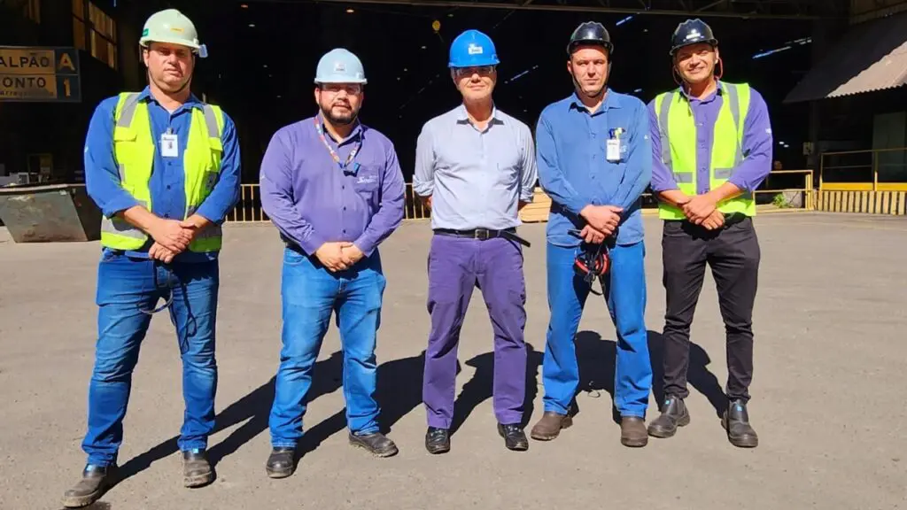 Grupo Simec investe 1,5 bilhão em modernização da usina siderúrgica e gera empregos no ES Colaboradores do Grupo Simec e o vice-governador do ES