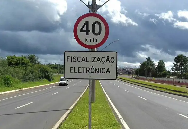 Placa de fiscalização eletrônica por radar