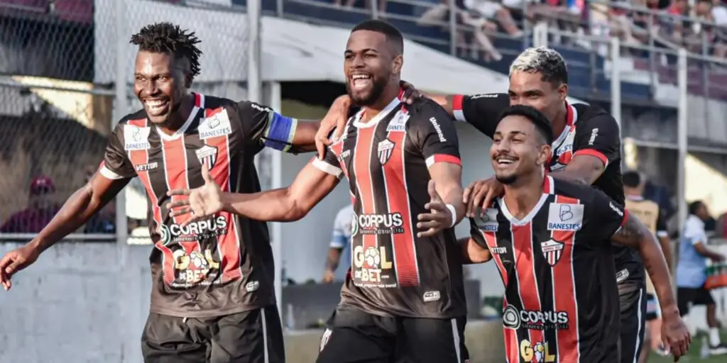 jogadores do Serra FC celebram gol na Copa ES
