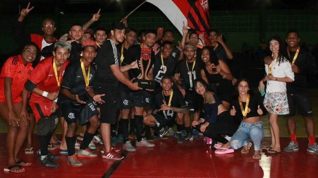 Time de moradores do bairro Feu Rosa vence campeonato de futsal na Serra Equipe do Flamengo Futsal comemorando o título da Liga Carapina 2023