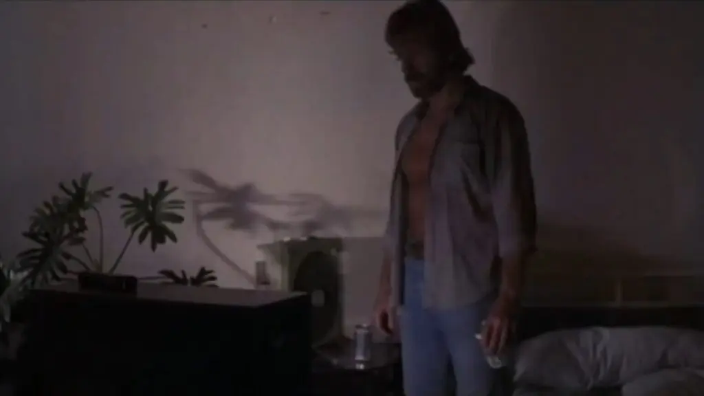 Chuck Noris encarando a TV meme