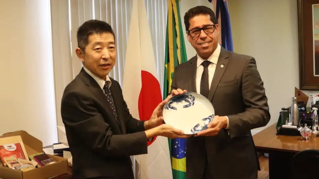 Assembleia Legislativa capixaba recebe visita do Cônsul Geral do Japão para fortalecer relações diplomáticas e culturais Ken Hashiba, Cônsul Geral do Japão e Marcelo Santos Presidente da ALES