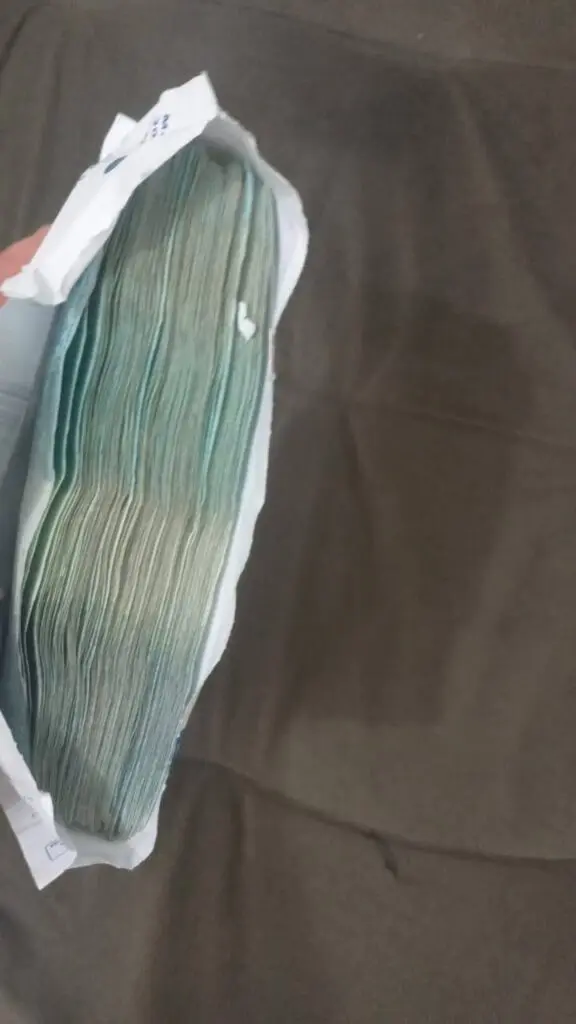 Envelope de dinheiro que supostamente desapareceu da casa