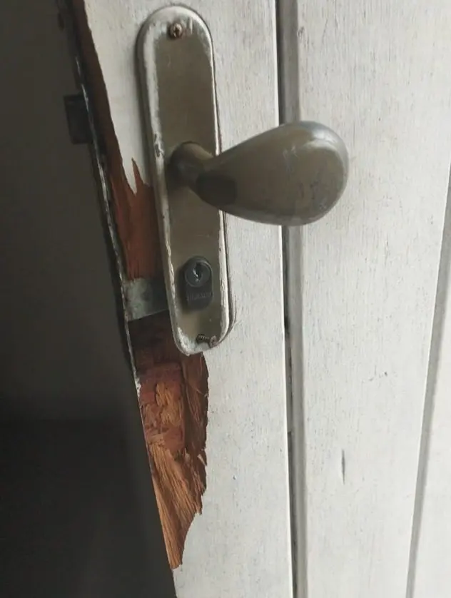  foto da porta com sinais de arrombamento