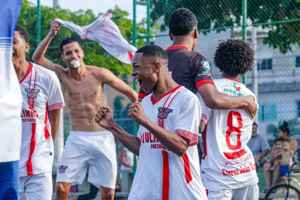 Elenco do Os Crias vibrando em campo