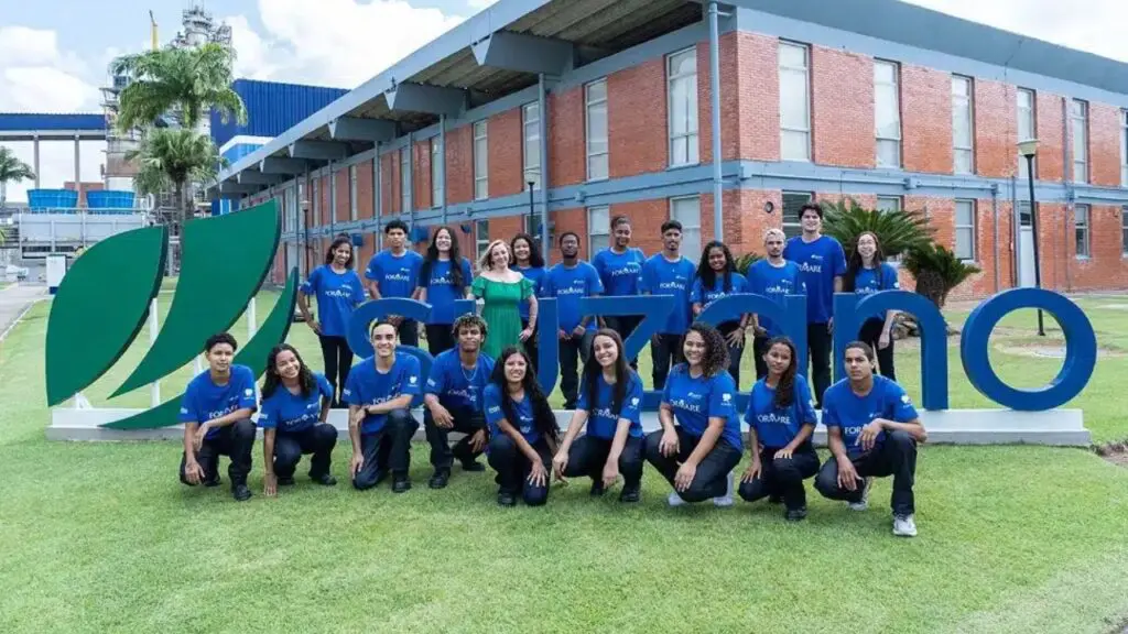 Suzano abre inscrições para programa gratuito de qualificação de jovens em Aracruz Foto de alunos do Formare Suzano ES