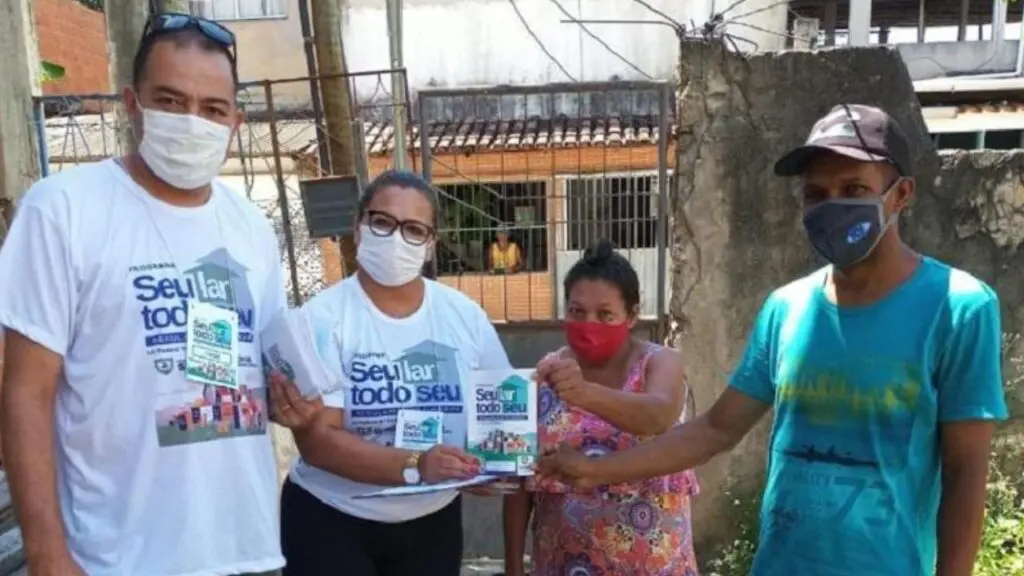 Programa “Seu Lar Todo Seu” da prefeitura da Serra promete regularizar 11 mil casas Foto de uma família que conseguiu regularizar a sua casa