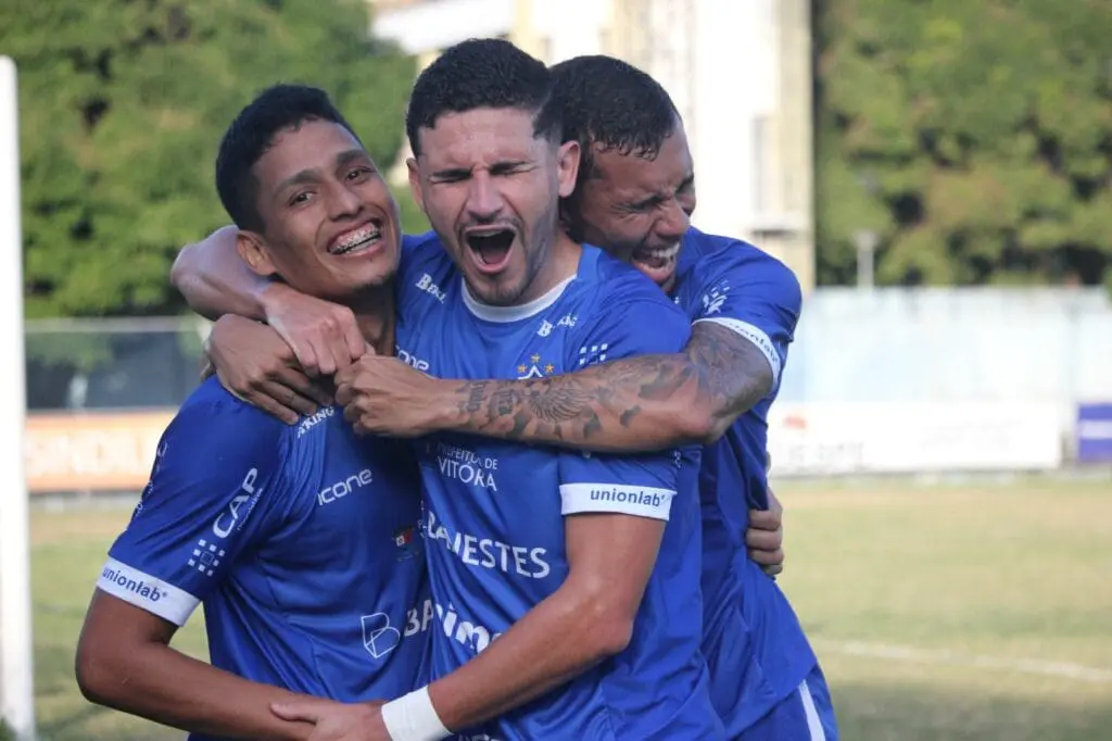 Elenco do Vitória FC vibra em campo