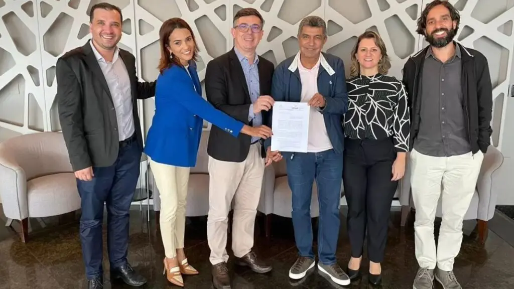 Senac-ES e Prefeitura de Serra firmam parceria para capacitar mulheres e jovens Foto do prefeito, juntamente com os representantes do SENAC ES