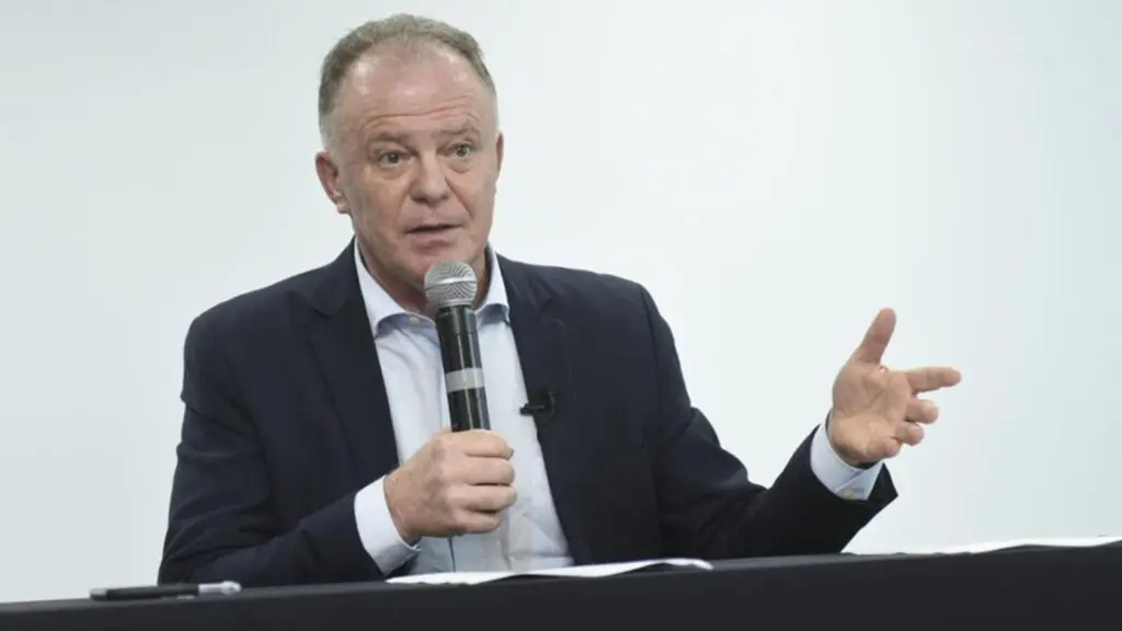 Renato Casagrande discursando em evento político